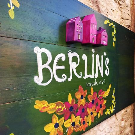 Berlin'S Guest House อูร์ลา ภายนอก รูปภาพ
