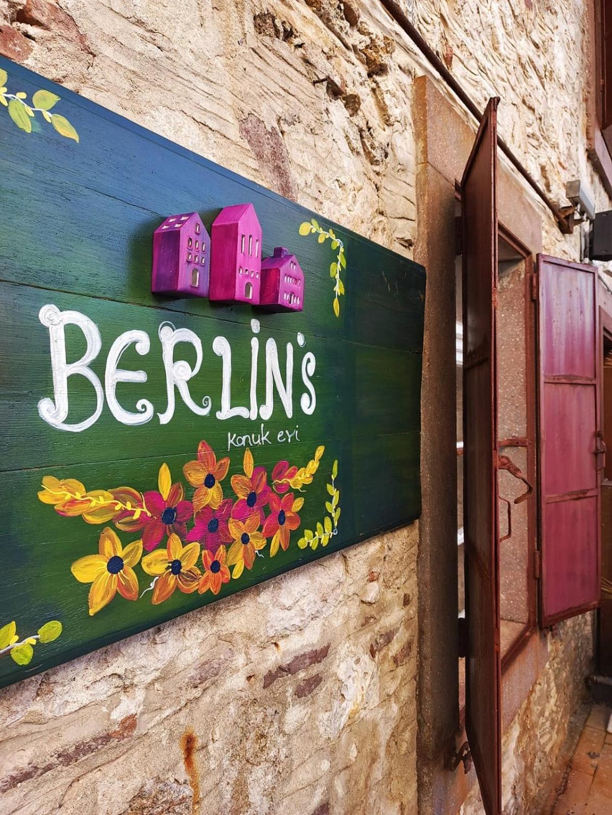 Berlin'S Guest House อูร์ลา ภายนอก รูปภาพ